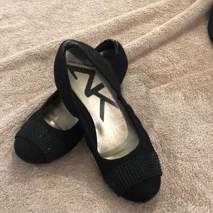 Pretty low wedge black shoes